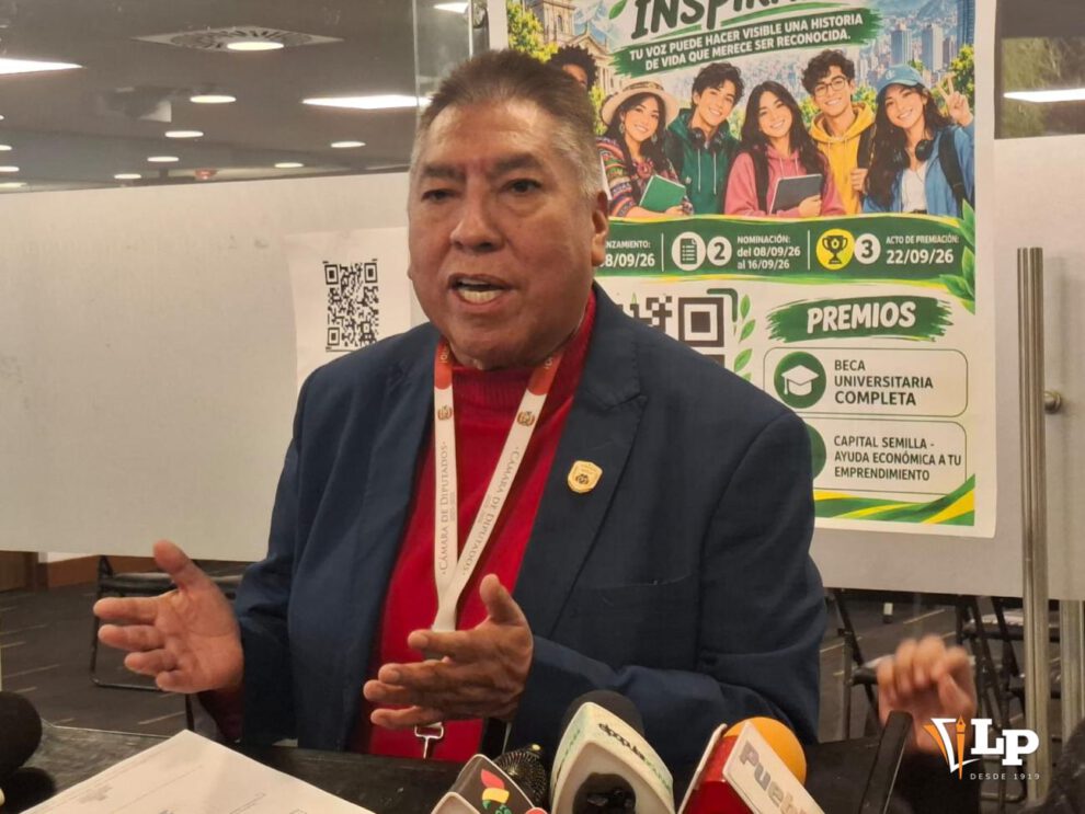 El diputado Camacho en conferencia de prensa