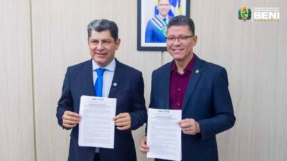 El gobernador del Beni, Jesús Egüez (i), junto con una Autoridad brasileña (d)