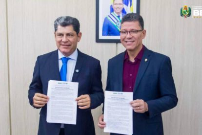 El gobernador del Beni, Jesús Egüez (i), junto con una Autoridad brasileña (d)