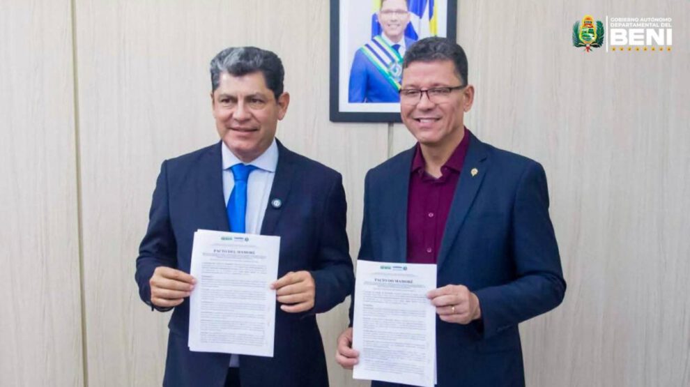 El gobernador del Beni, Jesús Egüez (i), junto con una Autoridad brasileña (d)