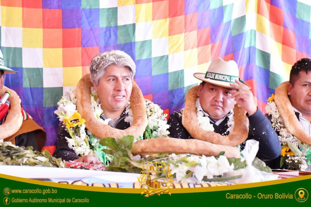 El gobernador de Oruro, Edgar Sánchez, junto al alcalde de Caracollo, Juan Carlos Pinaya