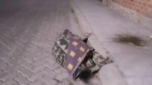 mujer envuelta en frazadas