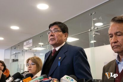 El senador Sánchez en conferencia de prensa