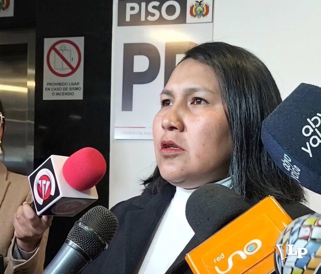 La senadora Pachacute en conferencia de prensa