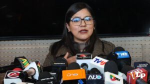 La diputada Claros en conferencia de prensa