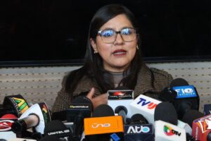La diputada Claros en conferencia de prensa