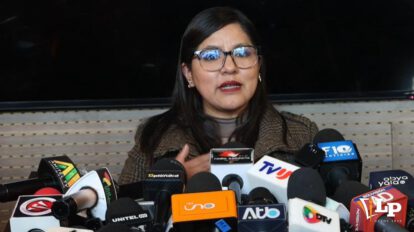 La diputada Claros en conferencia de prensa