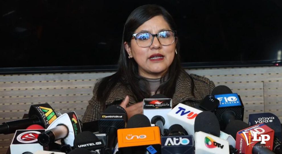 La diputada Claros en conferencia de prensa