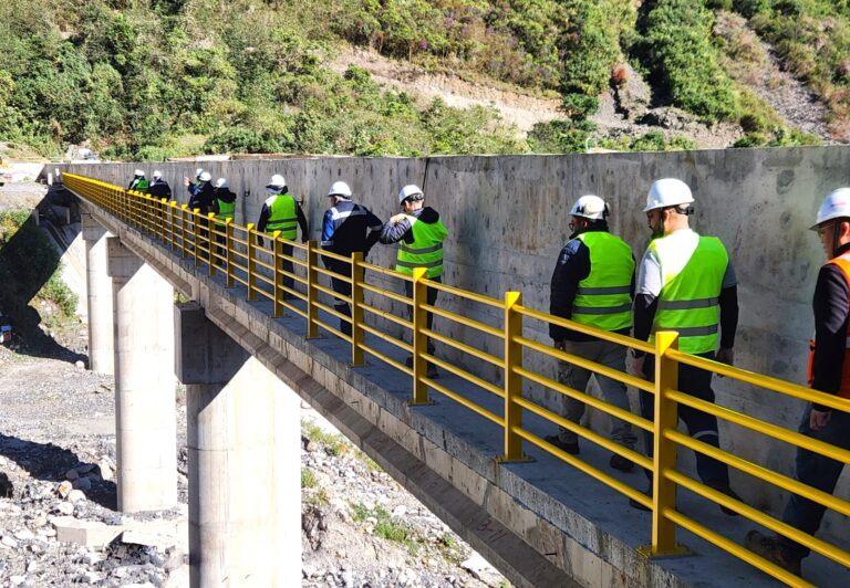Comisión de ENDE inspeccionando las obras de conducción de agua