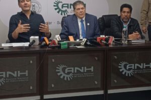 Los ministros de Hidrocarburos y Desarrollo Productivo en conferencia de prensa