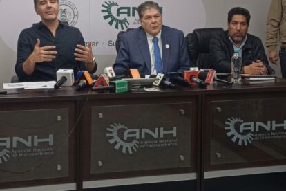 Los ministros de Hidrocarburos y Desarrollo Productivo en conferencia de prensa