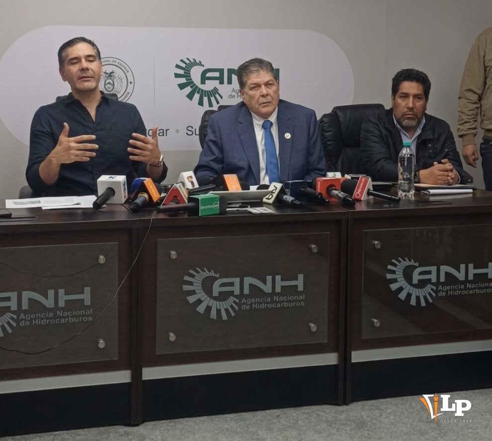 Los ministros de Hidrocarburos y Desarrollo Productivo en conferencia de prensa