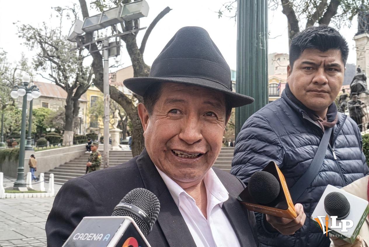 El exlegislador Quispe en conferencia de prensa