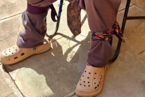 una persona amarrada los pies