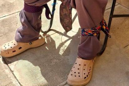 una persona amarrada los pies