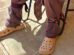 una persona amarrada los pies