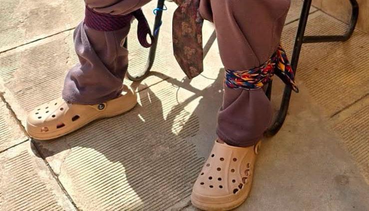 una persona amarrada los pies