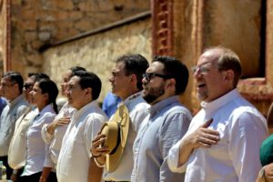 Autoridades con el Presidente Rodrigo Paz