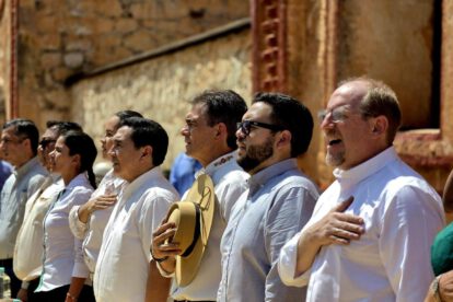 Autoridades con el Presidente Rodrigo Paz