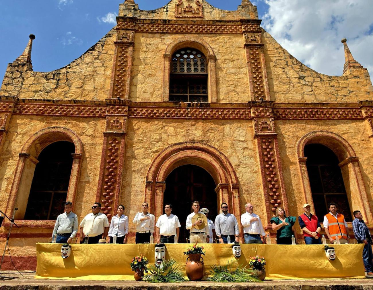 Iglesia de San José de Chiquitos, con autoridades