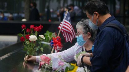 Dos personas con flores
