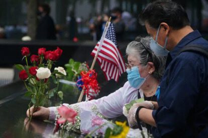 Dos personas con flores