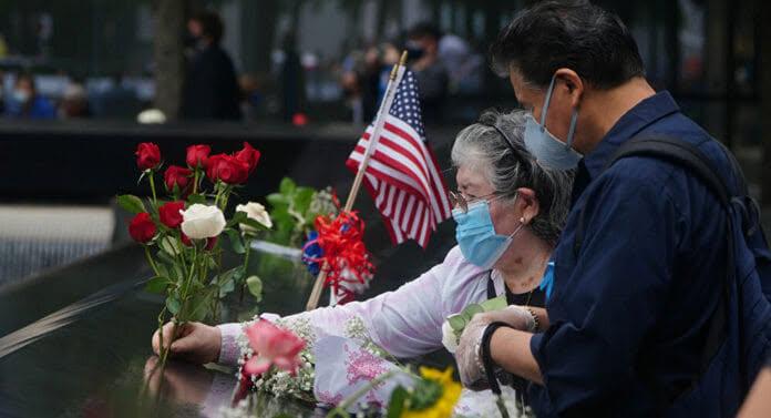 Dos personas con flores
