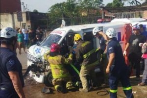 Equipo de emergencia rescatando a una persona