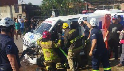 Equipo de emergencia rescatando a una persona