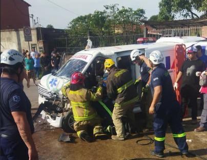 Equipo de emergencia rescatando a una persona