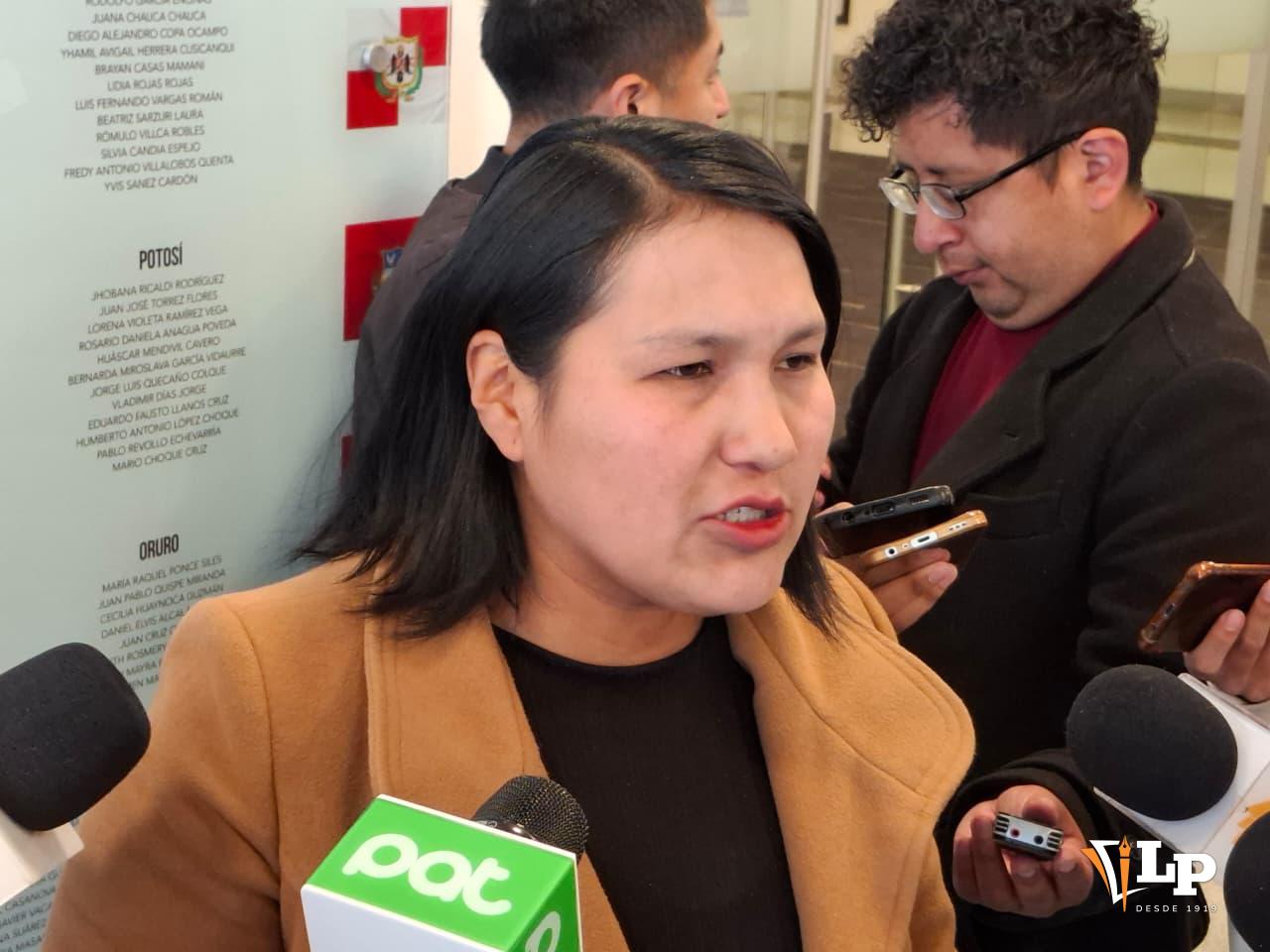 La senadora Pachacute en conferencia de prensa
