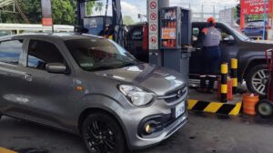 Un vehículo en una estación de servicio