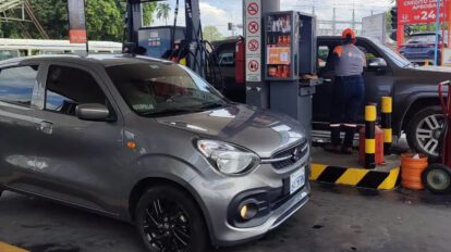 Un vehículo en una estación de servicio