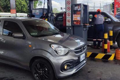 Un vehículo en una estación de servicio