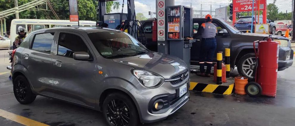 Un vehículo en una estación de servicio
