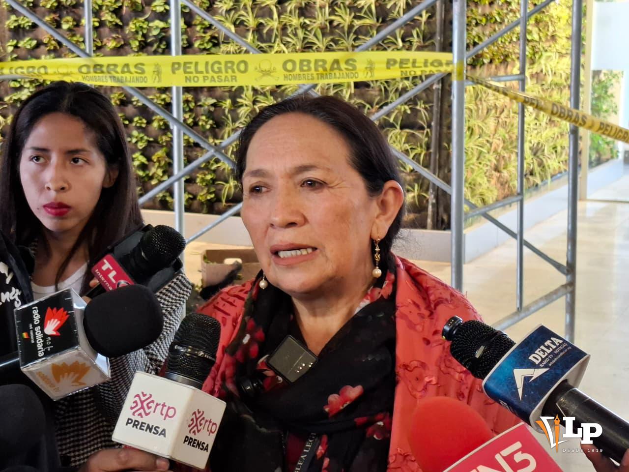 La senadora Yarhui en conferencia de prensa