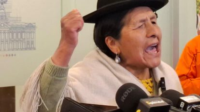 La diputada Chauca en conferencia de prensa