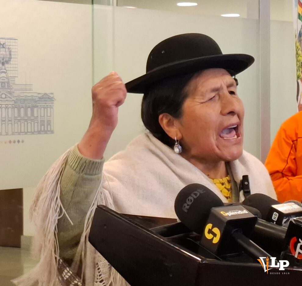 La diputada Chauca en conferencia de prensa