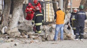 Bomberos en el lugar de la explosión en Viacha
