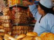 Una señora vendiendo pan