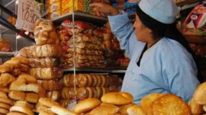 Una señora vendiendo pan