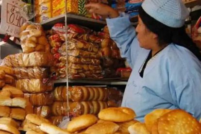 Una señora vendiendo pan