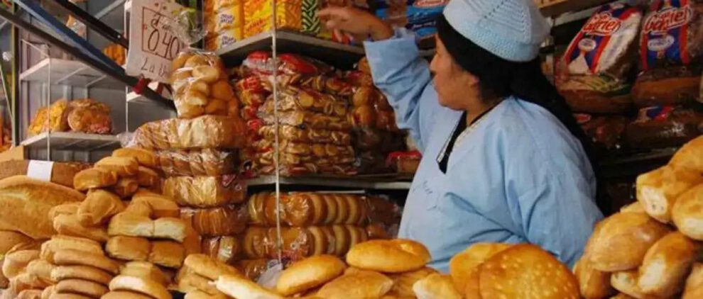 Una señora vendiendo pan