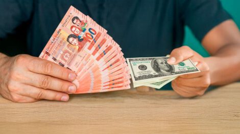 Dólares y billetes de boliviano en actual circulación
