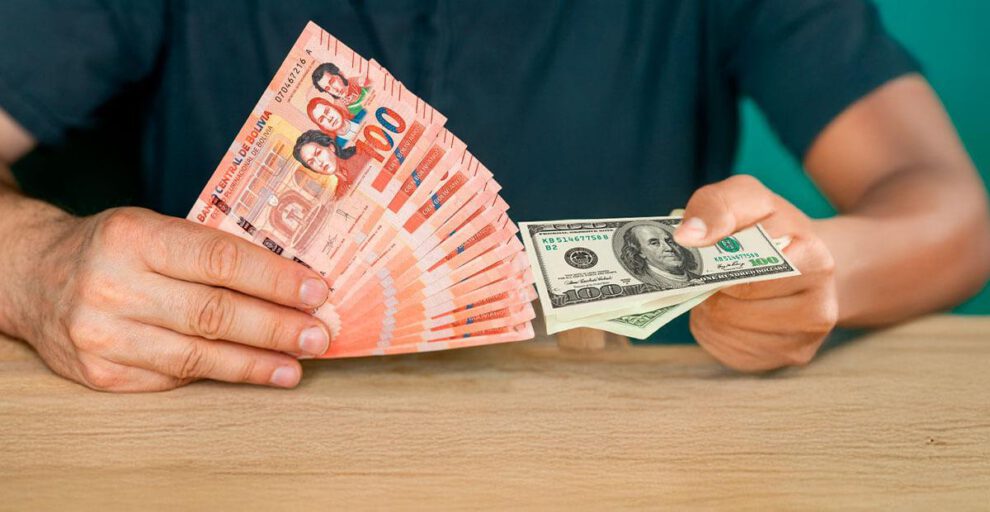 Dólares y billetes de boliviano en actual circulación