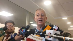 El senador Marinkovic en conferencia de prensa