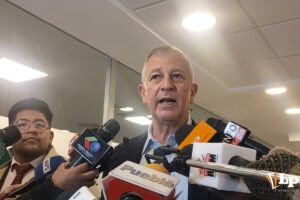 El senador Marinkovic en conferencia de prensa