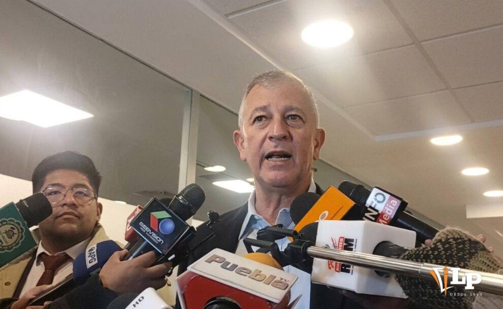El senador Marinkovic en conferencia de prensa