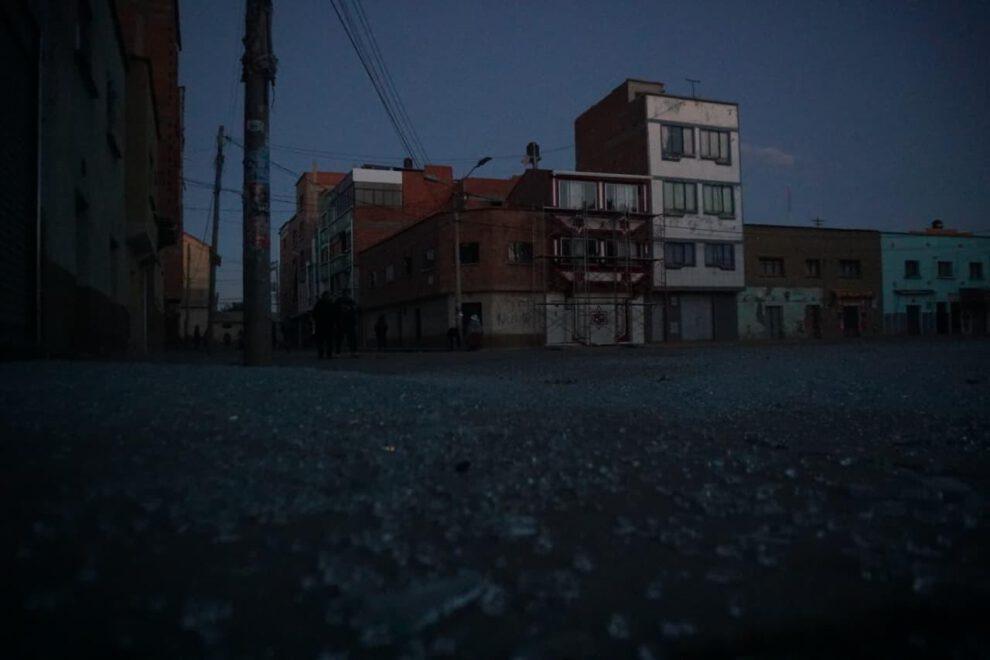 Calles de Viacha cubiertas de vidrios rotos tras la explosión