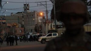 Presencia policial y de seguridad en las inmediaciones del regimiento militar afectado